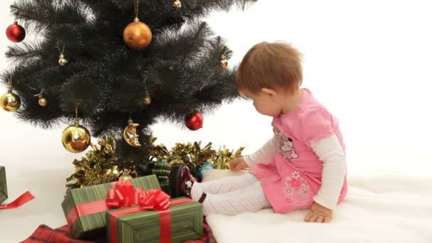 Little girl decorating Christmas tree. — Stock Video