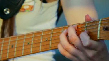gitar çalıyor. yakın çekim. gitar anlaşmaları.
