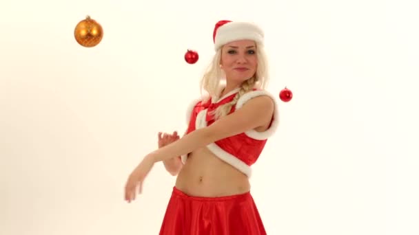 Γυναίκα ντυμένος ως Σάντα, παίζοντας με τις διακοσμήσεις Χριστουγέννων. κόρη του Αϊ-Βασίλη. — Αρχείο Βίντεο