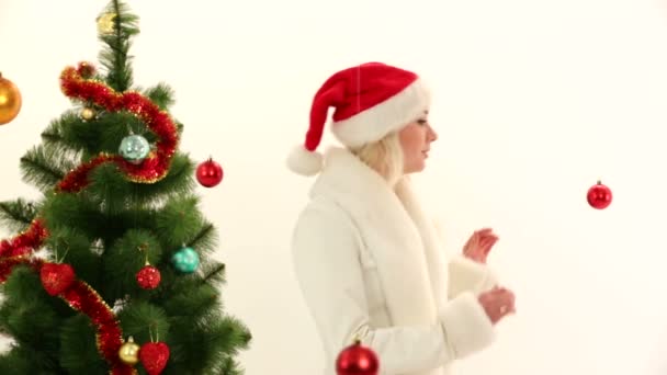 Frau im Weihnachtsmannkostüm, die Weihnachten feiert. Weihnachtskostüm. — Stockvideo