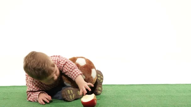 Niño pequeño con una manzana — Vídeos de Stock