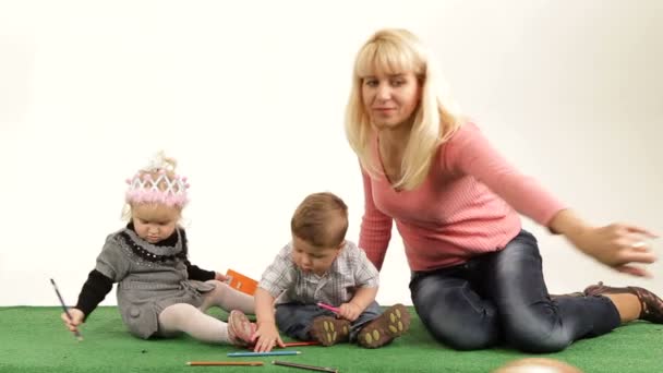 Moeder spelen met haar twee kinderen. spelen met kinderen. — Stockvideo