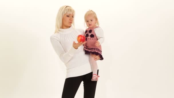 Mother giving an apple to her daughter. Healthy food. — Stock Video