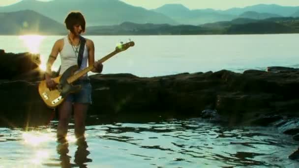 Guitarrista de pie en un agua y jugando. Guitarrista. Caducidad . — Vídeos de Stock