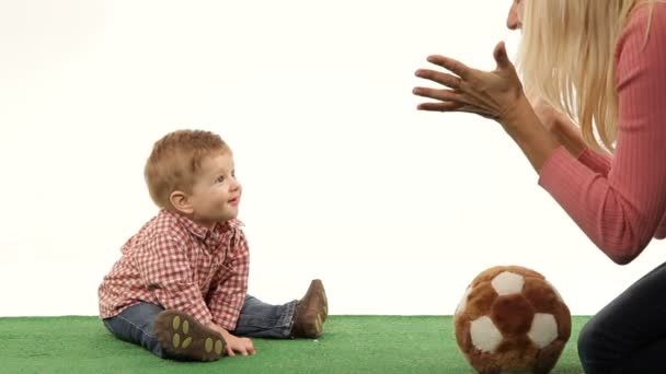 Pequeño niño jugando fútbol — Vídeos de Stock