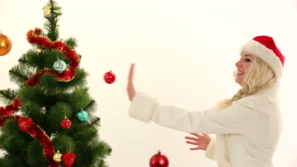 Mujer con un disfraz de Santa celebrando la Navidad. Traje de Navidad . — Vídeos de Stock