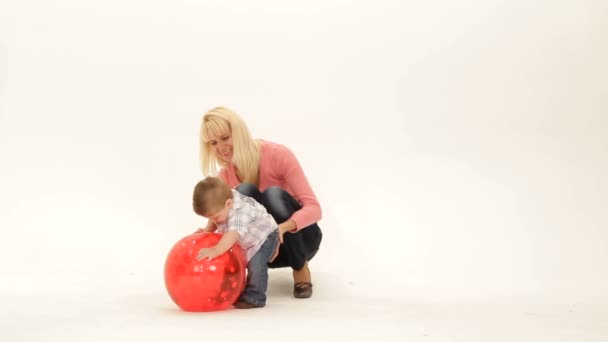 Kleiner Junge spielt mit einem Ball. — Stockvideo