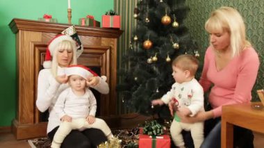 çocuklar ve ebeveynleri Noel bekliyor. Çocuklar Noel arifesinde.