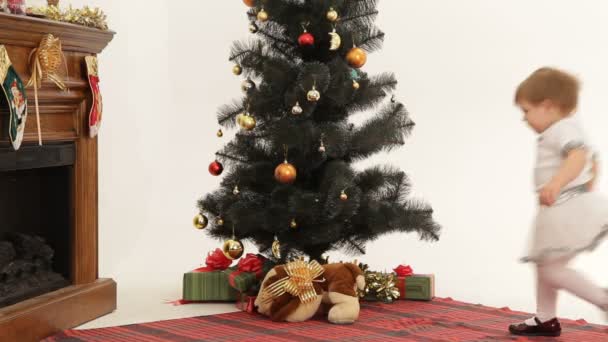 gyermek találni egy ajándék a karácsonyfa alá. ajándékokat a fa alatt.