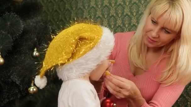 Mor och dotter äter jul fester. jul fester. — Stockvideo