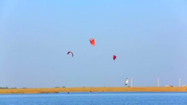 denizin yükselen kiteboarders uçurtma. gökyüzü ucurtmalar.
