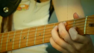 Gitar akorları oynamak. yakın çekim. eski bir film. Gitar akorları. eski film.