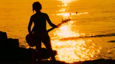 gitarist Rock günbatımında oynuyor. zaman atlamalı. gün batımında gitarist. zaman atlamalı.