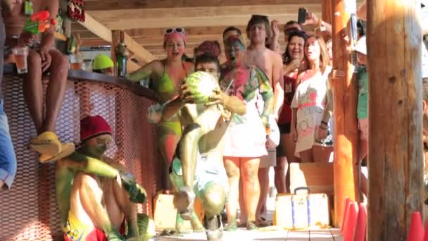 KaZantip festival. spelen van water meloen bowling. — Stockvideo