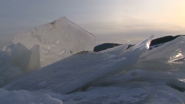 Figura de hielo en un lago congelado. Figura de hielo . — Vídeos de Stock