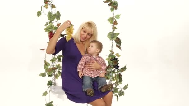 Madre e figlio su un swing . — Video Stock