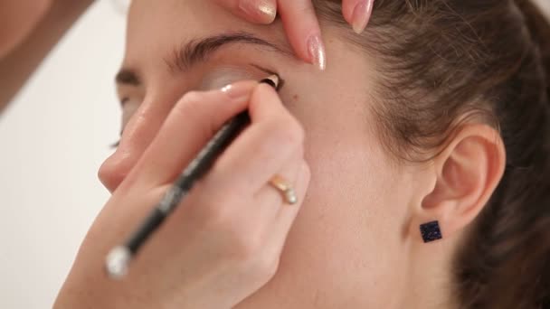 Make-up artist preparare il modello di moda per lo spettacolo. Trucco della fase . — Video Stock