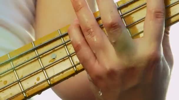 Su bir gitar üzerinde bırakır. yakın çekim. bir gitar üzerinde su damlaları. — Stok video
