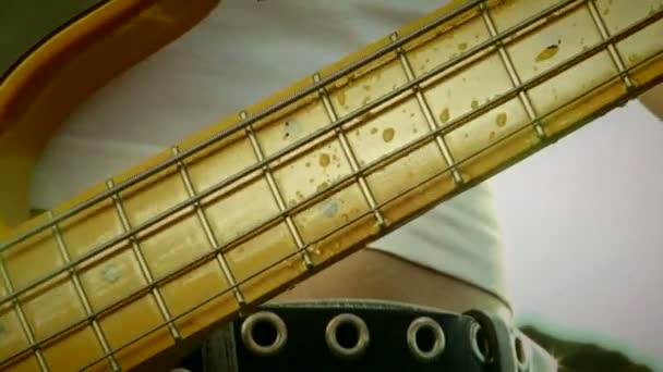 水滴在吉他弦上。特写镜头。老电影。吉他弦。老电影. — 图库视频影像