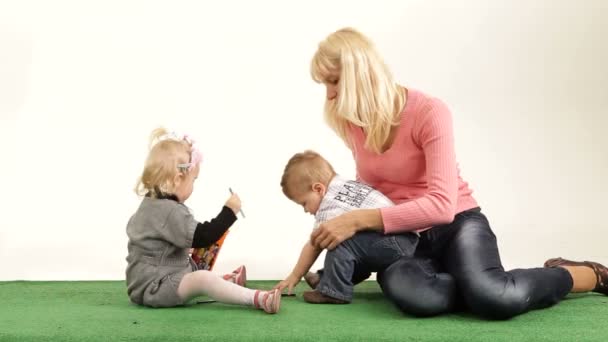 Matka gra z dwojgiem dzieci. gry z dziećmi. — Wideo stockowe
