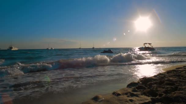 Meer an einem sonnigen Tag. sonniger Tag. — Stockvideo