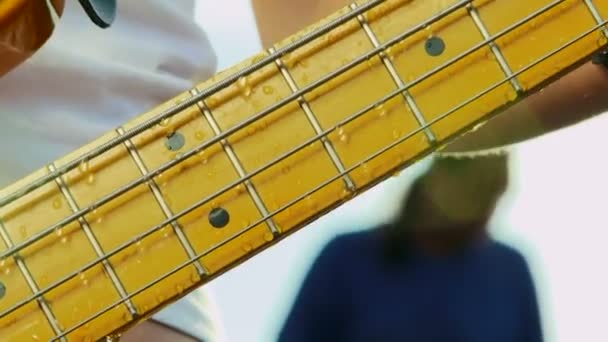 Gocce d'acqua sulle corde della chitarra. Primo piano. Gocce d'acqua . — Video Stock
