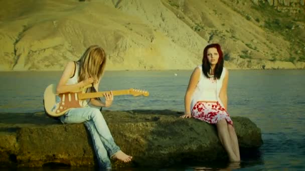 Grupo de música actuando en la orilla. Una vieja película. Actuando al aire libre. Película vieja . — Vídeo de stock