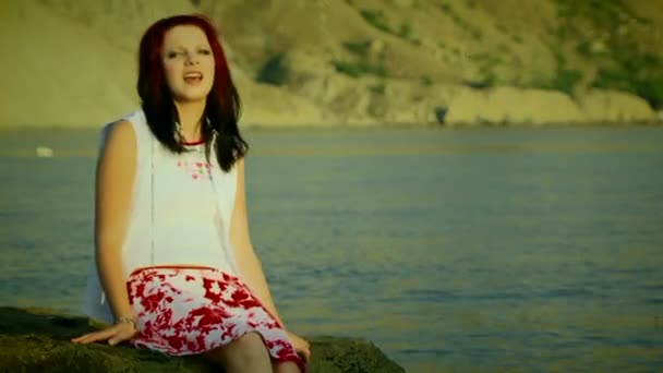 Młoda dziewczyna śpiewa na brzegu. piosenkarka. stary film. — Wideo stockowe