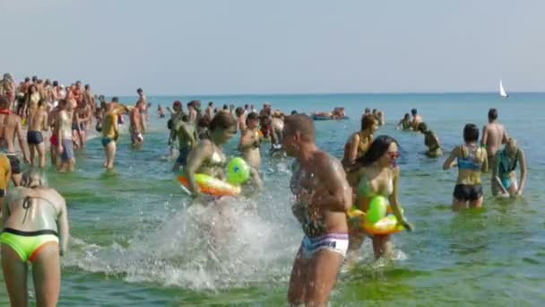 Kazantip festival. på stranden. — Stockvideo