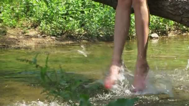 Mujer sentada a orillas de un río — Vídeos de Stock