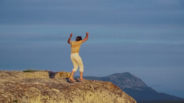 Att nå toppen — Stockvideo