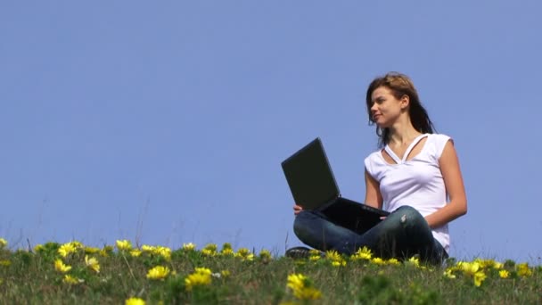 Menina com laptop — Vídeo de Stock