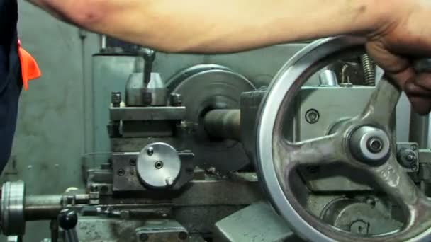 Drehmaschine in einer Fabrik. Arbeitsdrehmaschine. — Stockvideo