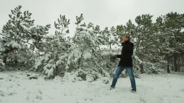 Joven en el parque de invierno — Vídeos de Stock