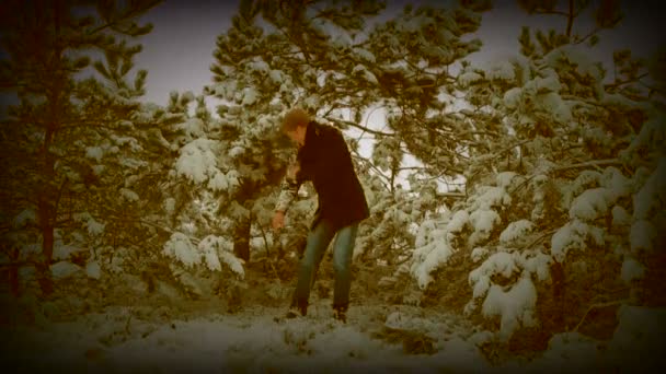 Joven en el parque de invierno — Vídeo de stock