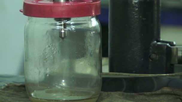 Atomizing nozzle wordt gecontroleerd in een fabriek. atomizing mondstuk. — Stockvideo