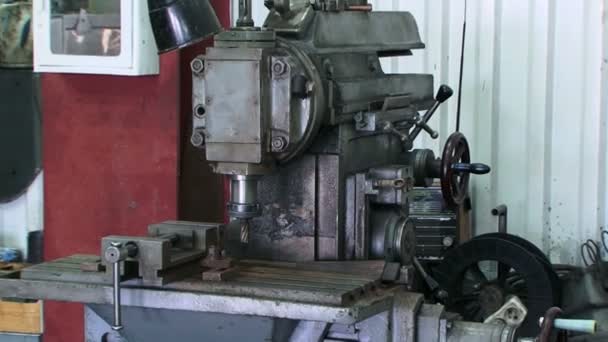 Techniker Drehmaschine. — Stockvideo