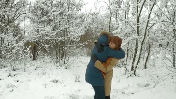Zwei Mädchen auf einem Spaziergang im Winterwald — Stockvideo