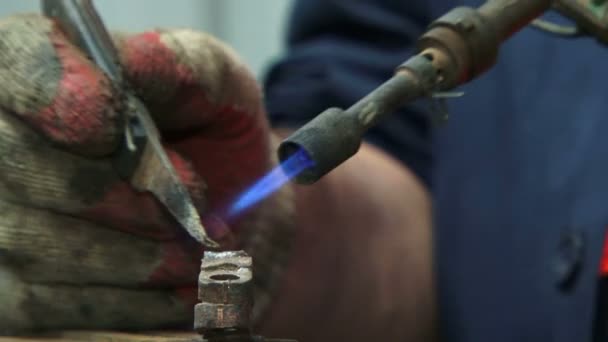 Reparaturarbeiter löten Teile von Auto. Löten. — Stockvideo