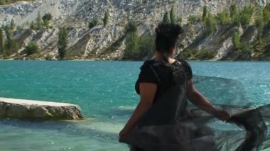 Siyah elbiseli kadın.