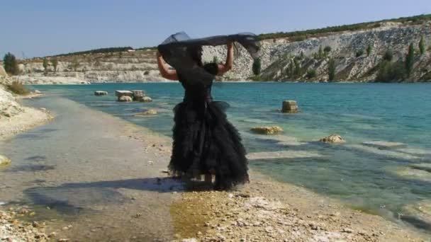 Mujer en vestido negro — Vídeos de Stock