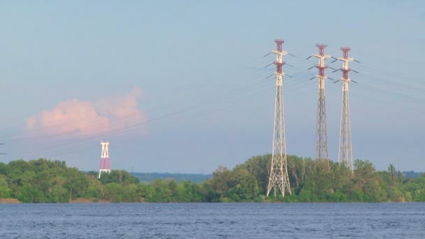 Torre sul fiume — Video Stock