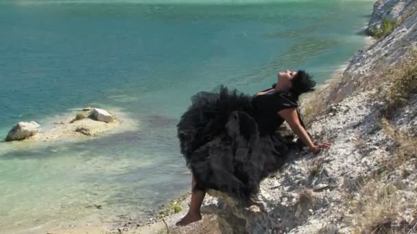 Mujer en vestido negro — Vídeos de Stock