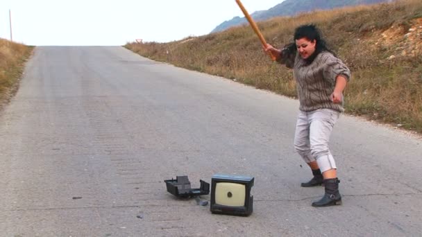 Woman with old retro television — Stock Video