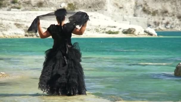 Mujer en vestido negro — Vídeos de Stock