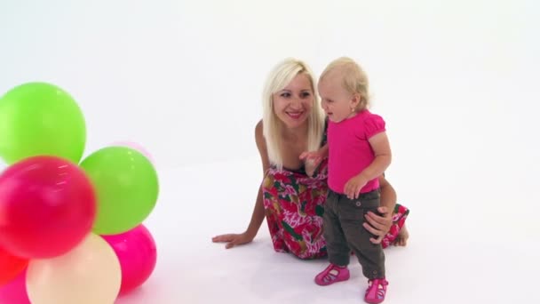 Baby playing with mother — Stock Video