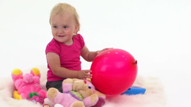 Baby playing with balloons — Stock Video