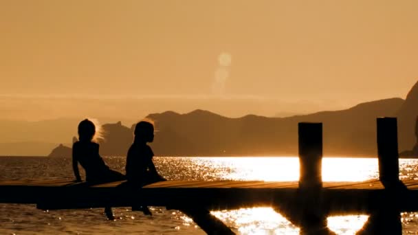 Silhouettes de petite fille et garçon — Video