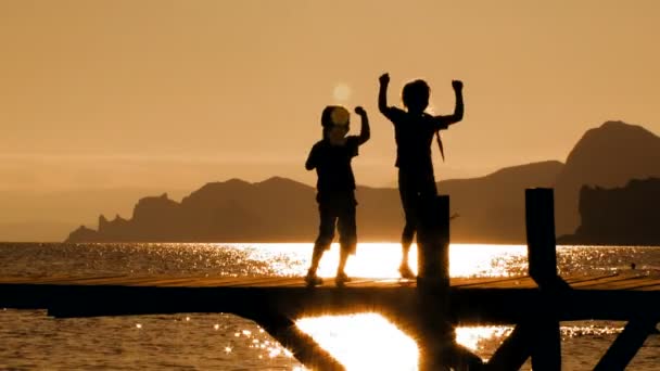 Silhouettes de petite fille et garçon — Video