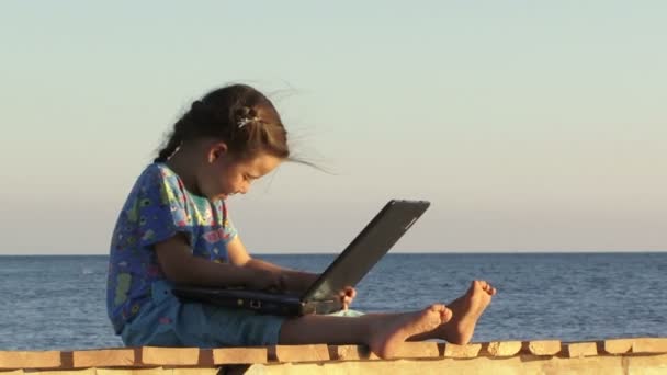 Ragazza con computer portatile — Video Stock